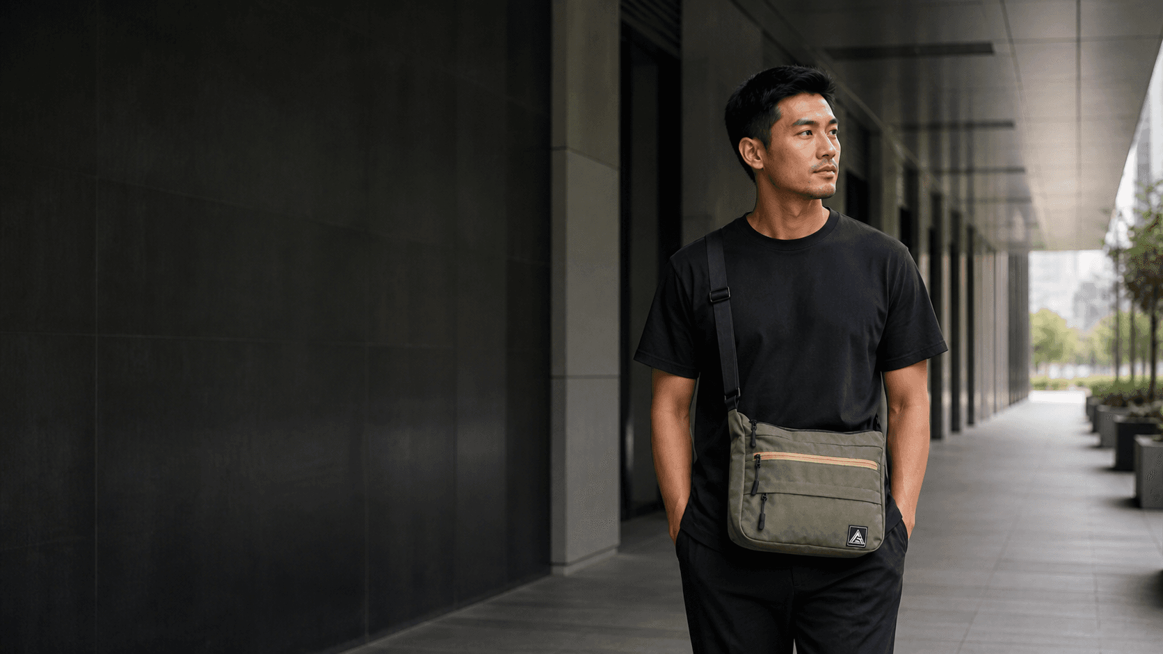 Pria memakai AFLAH Sling Bag saat beraktivitas